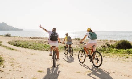 Femmes vélo bord de mer